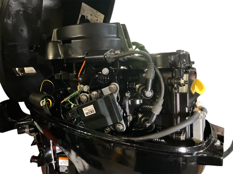 Close-up Mercury 8HP EFI Outboard – Genuine OEM FourStroke, Manual Start, 15” Shaft