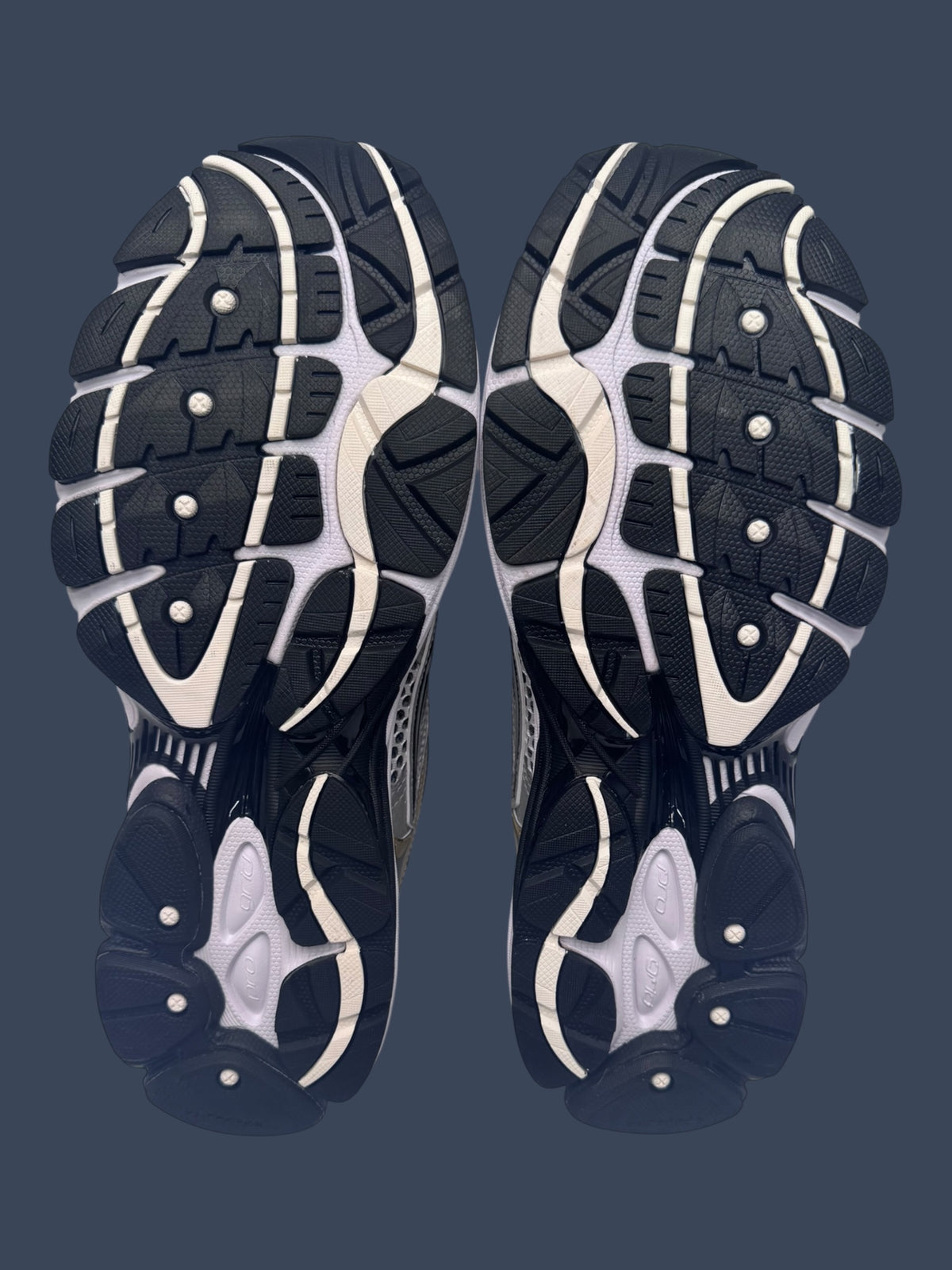 Saucony | ProGrid Omni 9 | Silver Gold | S70739-9