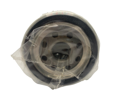 Close-up Fleetguard LF3525 Oil Filter – OEM Spin-On Lube Filter for Diesel Engine Protection