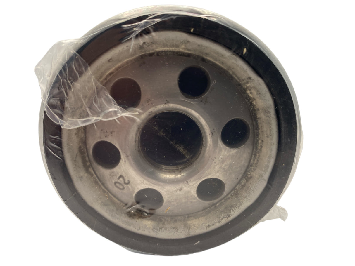 Close-up Fleetguard LF3960 Oil Filter – OEM Diesel Engine Replacement Cartridge