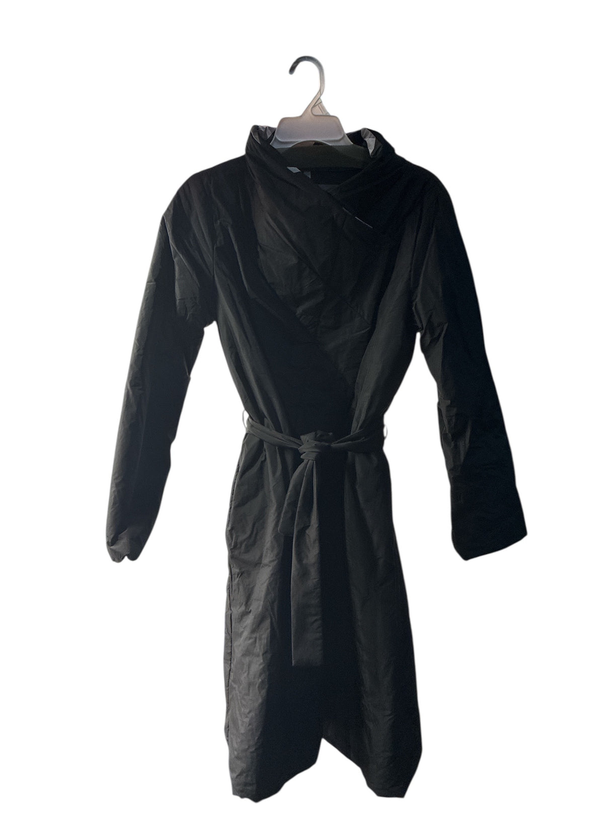 Front view LUUKAA minimalist black jacket