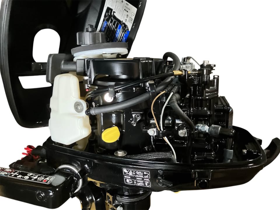 Close-up Mercury 4HP Outboard – 4-Stroke Tiller Engine, Manual Start, 15-Inch Shaft